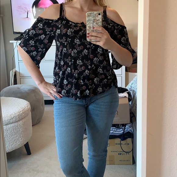 Hollister Tops - 3/$25 💸 Hollister Cold Shoulder Top